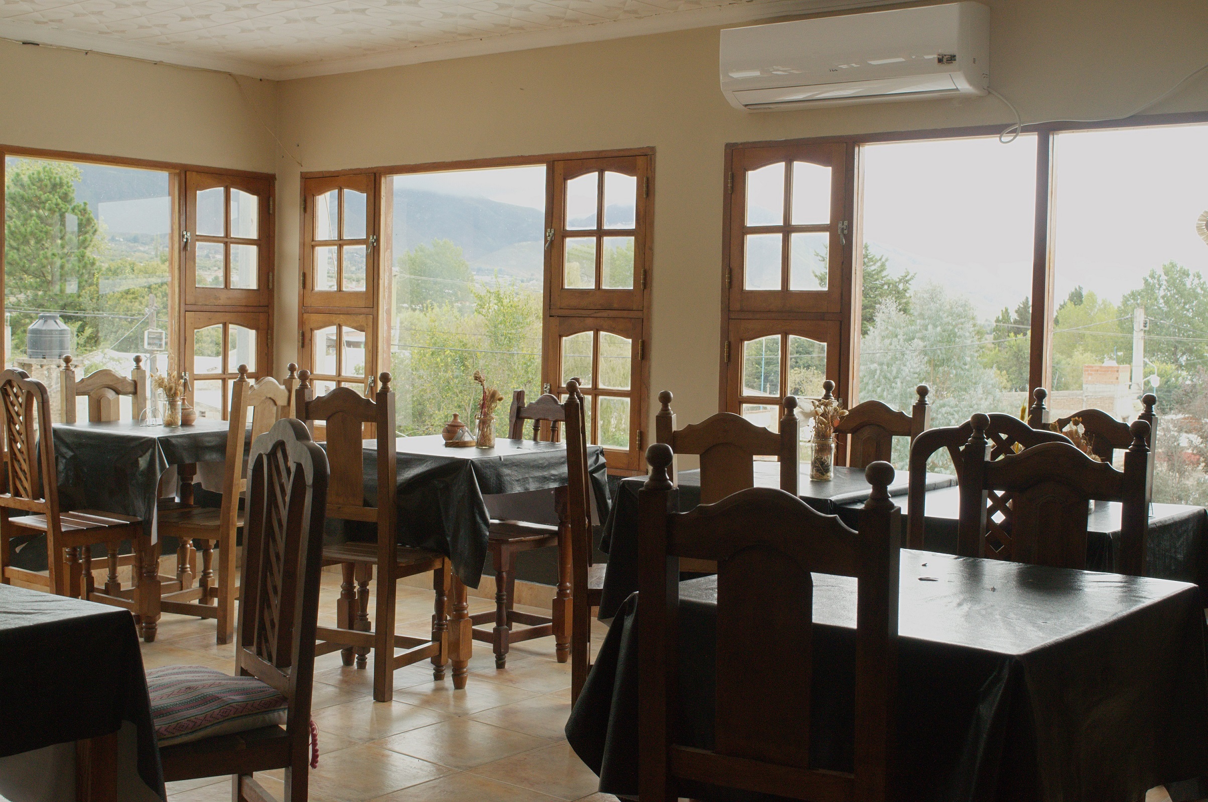 Comedor de La Vidala con vista a los cerros de Tafí del Valle